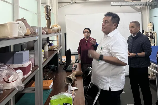 Kunjungi Laboratorium Fakultas Teknik Udinus, Dirut RSUP Dr. Kariadi Bahas Pengembangan Teknologi Kesehatan