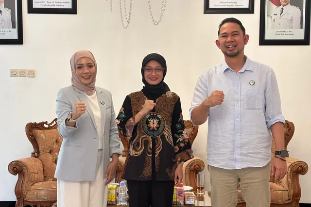 Mas Rektor Udinus Berikan 25 Beasiswa Penuh pada Wali Kota Kediri