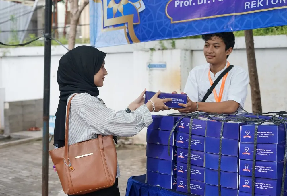 Mahasiswa Udinus Memanfaatkan Pembagian Takjil di Kampus untuk Berbuka Puasa