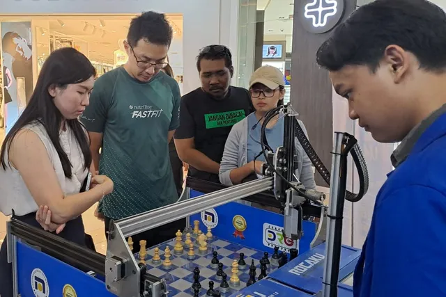 Robot Catur dan Becak Listrik FT Udinus Pikat Pengunjung Mall Citraland Semarang