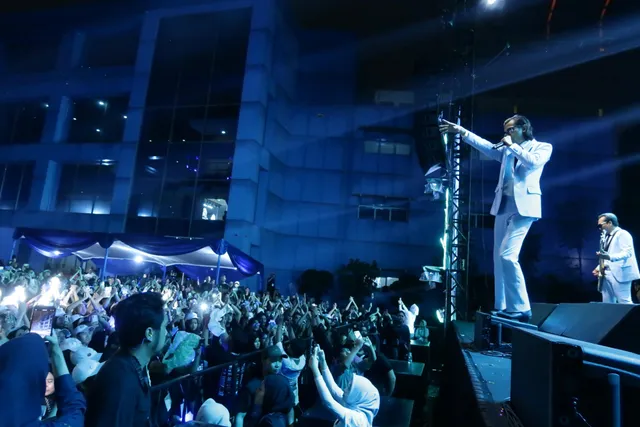 Dinus Night Festival Jadi Puncak Kemeriahan Dinus Inside 2025, The Changcuters Tampil Energik Guncang Semangat 3.154 Maba Udinus
