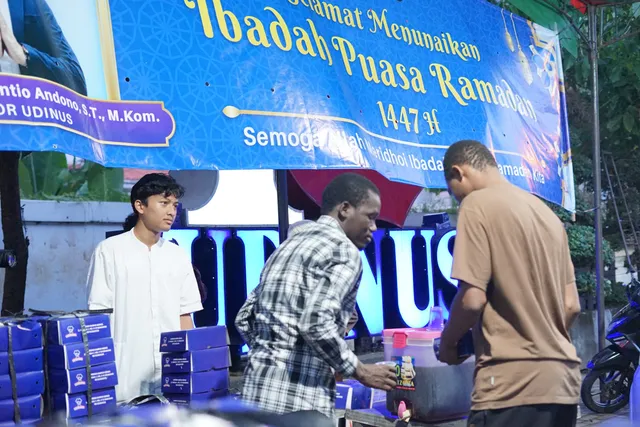 Udinus Bagikan Ribuan Takjil di Gema Ramadan 1447 H, Mahasiswa Asing Turut Rasakan Antusiasme